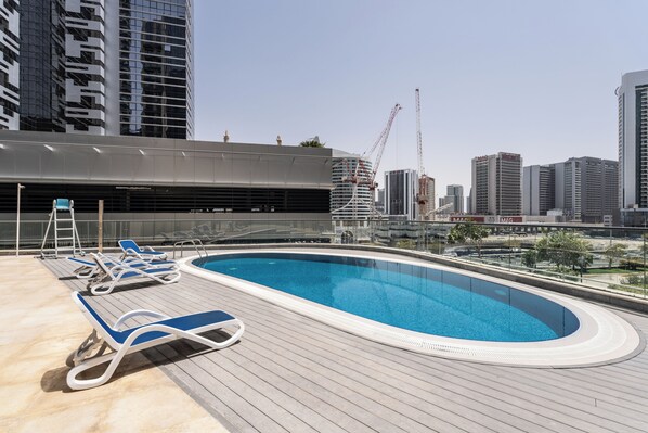 Outdoor pool - Nasma Holiday Homes - Dunya Tower (Dubai)