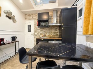 Fridge, microwave, oven, coffee/tea maker - 38 - Atelier Mona Lisa (París)