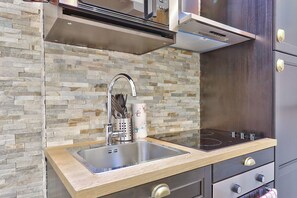 Fridge, microwave, oven, coffee/tea maker