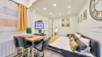 1 habitación, tabla de planchar con plancha, wifi gratis y ropa de cama