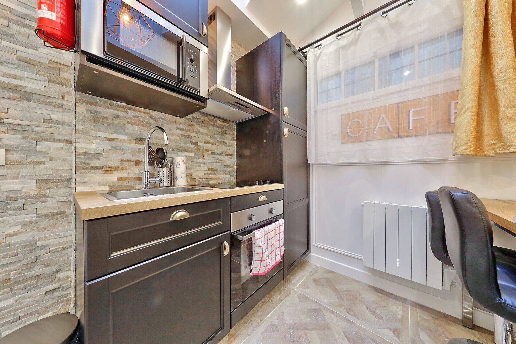 Kühlschrank, Mikrowelle, Ofen, Wasserkocher mit Kaffee-/Teezubehör