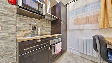 Réfrigérateur, micro-ondes, four, cafetiÚre/bouilloire