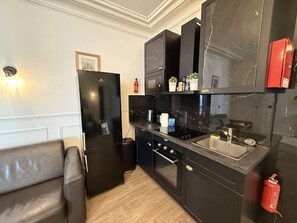 Réfrigérateur, micro-ondes, four, cafetière/bouilloire