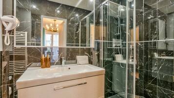 Een douche, een haardroger, handdoeken