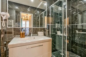 Douche, séchoir à cheveux, serviettes fournies