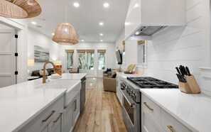 ثلاجة، ميكروويف، ماكينة لصنع القهوة/الشاي، محمصة خبز