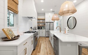 Kühlschrank, Mikrowelle, Wasserkocher mit Kaffee-/Teezubehör, Toaster