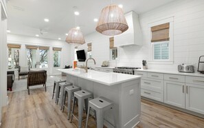 Kühlschrank, Mikrowelle, Wasserkocher mit Kaffee-/Teezubehör, Toaster