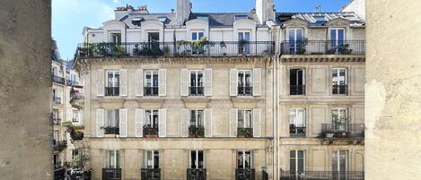 المنطقة المحيطة بالمنشأة