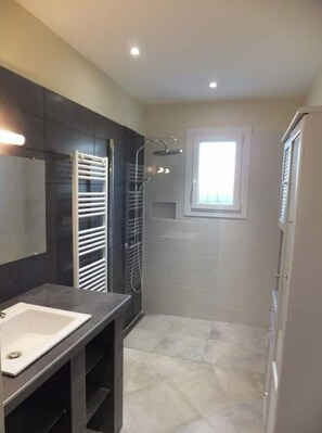 Douche, sèche-cheveux