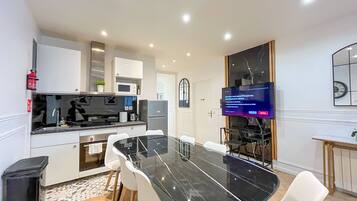 Fridge, microwave, oven, coffee/tea maker