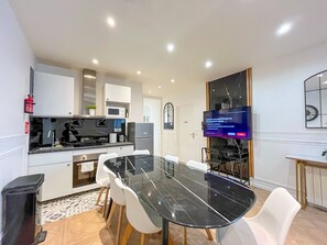 Fridge, microwave, oven, coffee/tea maker