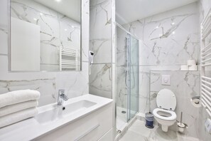 Dusche, Haartrockner, Handtücher