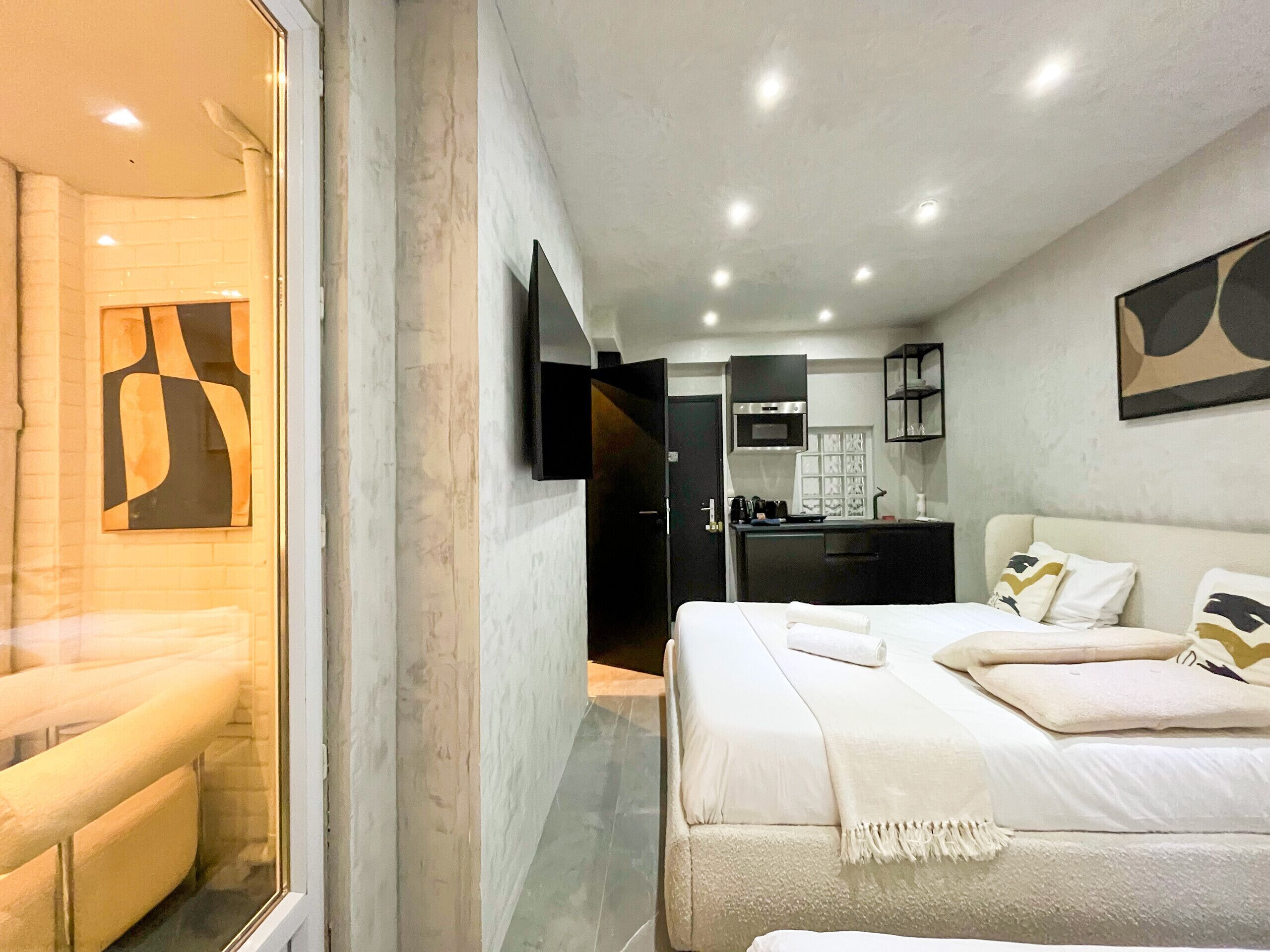 Iron/ironing board, WiFi (free), bed sheets