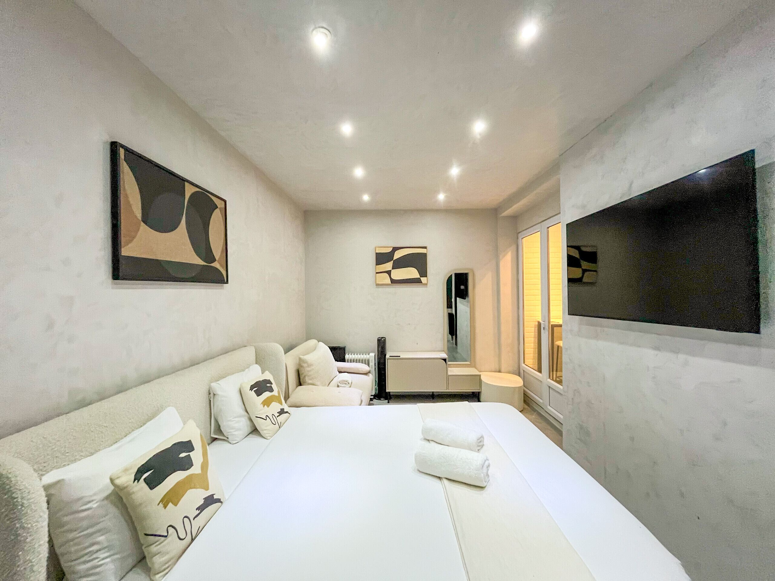 Iron/ironing board, free WiFi, bed sheets