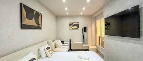 Iron/ironing board, free WiFi, bed sheets