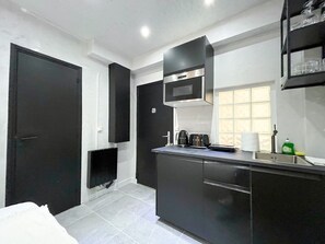 ثلاجة، ميكروويف، فرن، ماكينة لصنع القهوة/الشاي