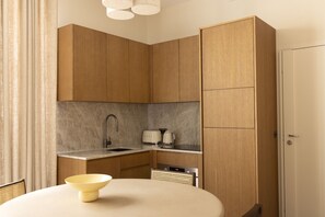 Coffee/tea maker, fridge, microwave, oven