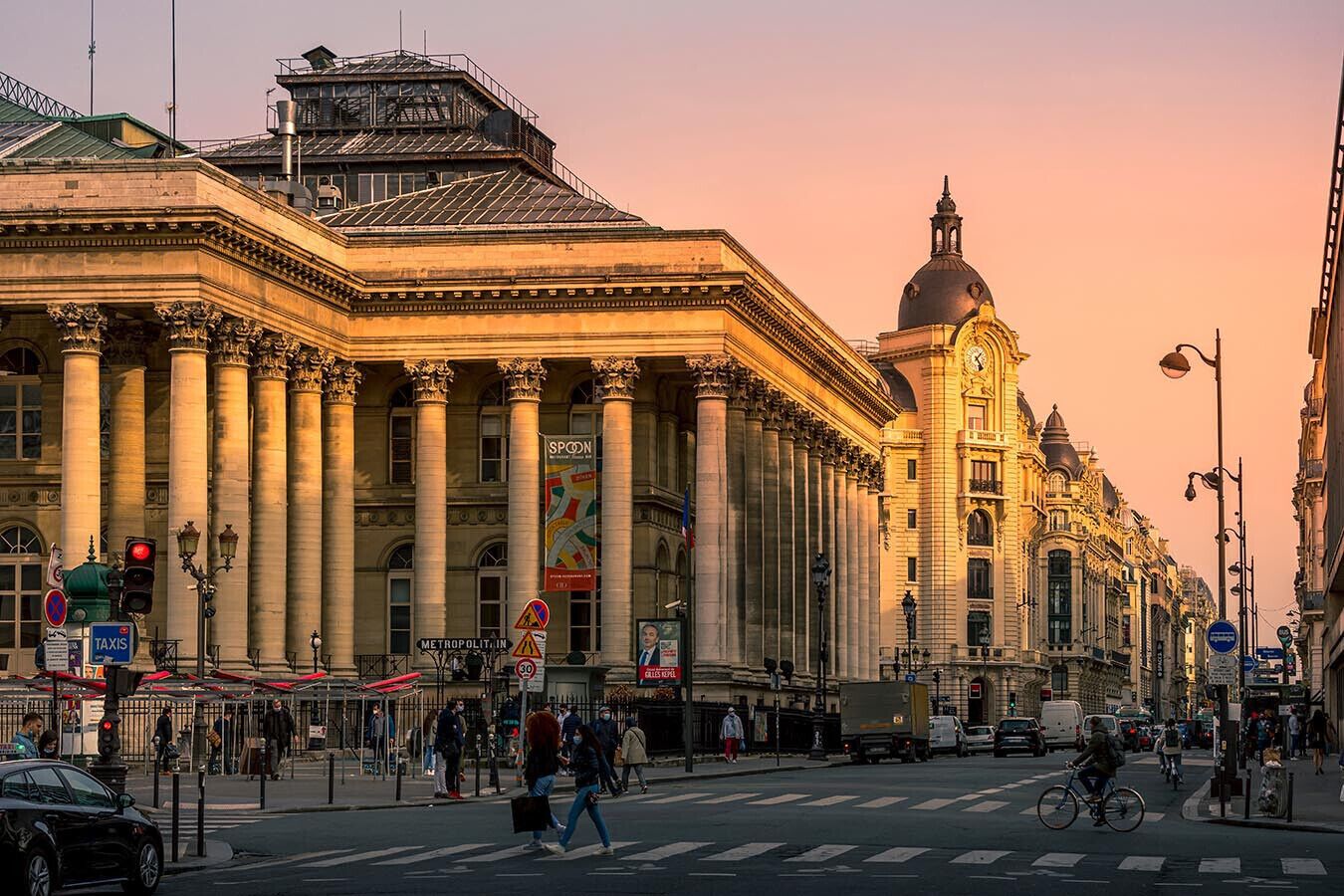 Un edificio histórico con arquitectura clásica, que incluye columnas y una cúpula.