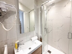 Shower, hair dryer, towels