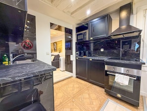 Fridge, microwave, oven, coffee/tea maker