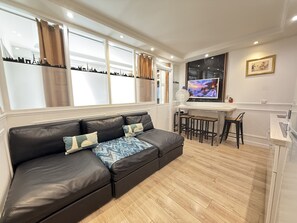 TV - 65 - French Cancan Saint-Denis (París)