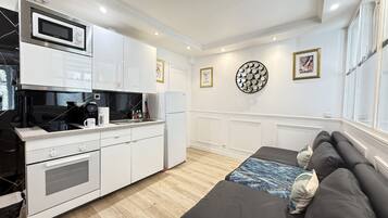 Réfrigérateur, micro-ondes, four, cafetiÚre/bouilloire