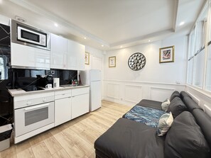 Réfrigérateur, micro-ondes, four, cafetière/bouilloire