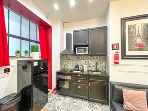 Fridge, microwave, oven, coffee/tea maker