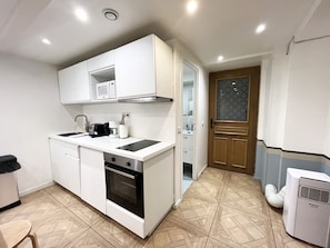 Fridge, microwave, oven, coffee/tea maker