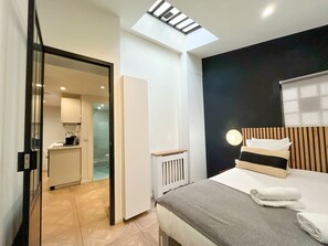 1 habitación, tabla de planchar con plancha, wifi gratis y ropa de cama