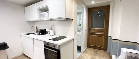 Refrigerador, microondas, horno y cafetera y tetera