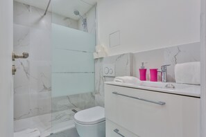Shower, hair dryer, towels