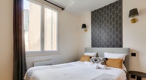 Een kluis op de kamer, een strijkplank/strijkijzer, gratis wifi