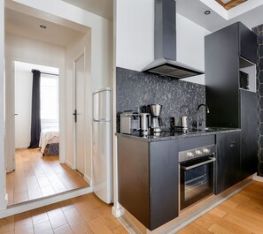 Køleskab, mikrobølgeovn, ovn, kaffe-/temaskine