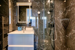 Douche, séchoir à cheveux, serviettes fournies, shampooing