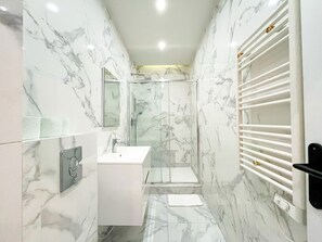 Dusche, Haartrockner, Handtücher