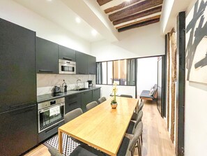 Geladeira, micro-ondas, fogão, cafeteira/chaleira