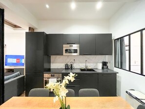 Geladeira, micro-ondas, fogão, cafeteira/chaleira