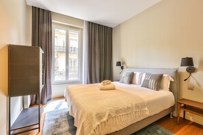 5 bedrooms, iron/ironing board, free WiFi, bed sheets