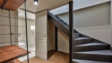 Douche, sĂšche-cheveux, serviettes fournies