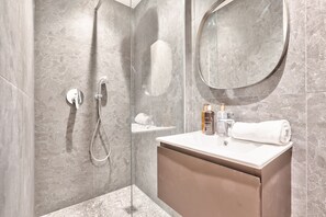 Shower, hair dryer, towels