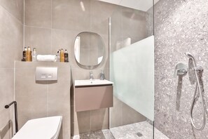 Shower, hair dryer, towels - 122 - Urban in Montorgueil (París)