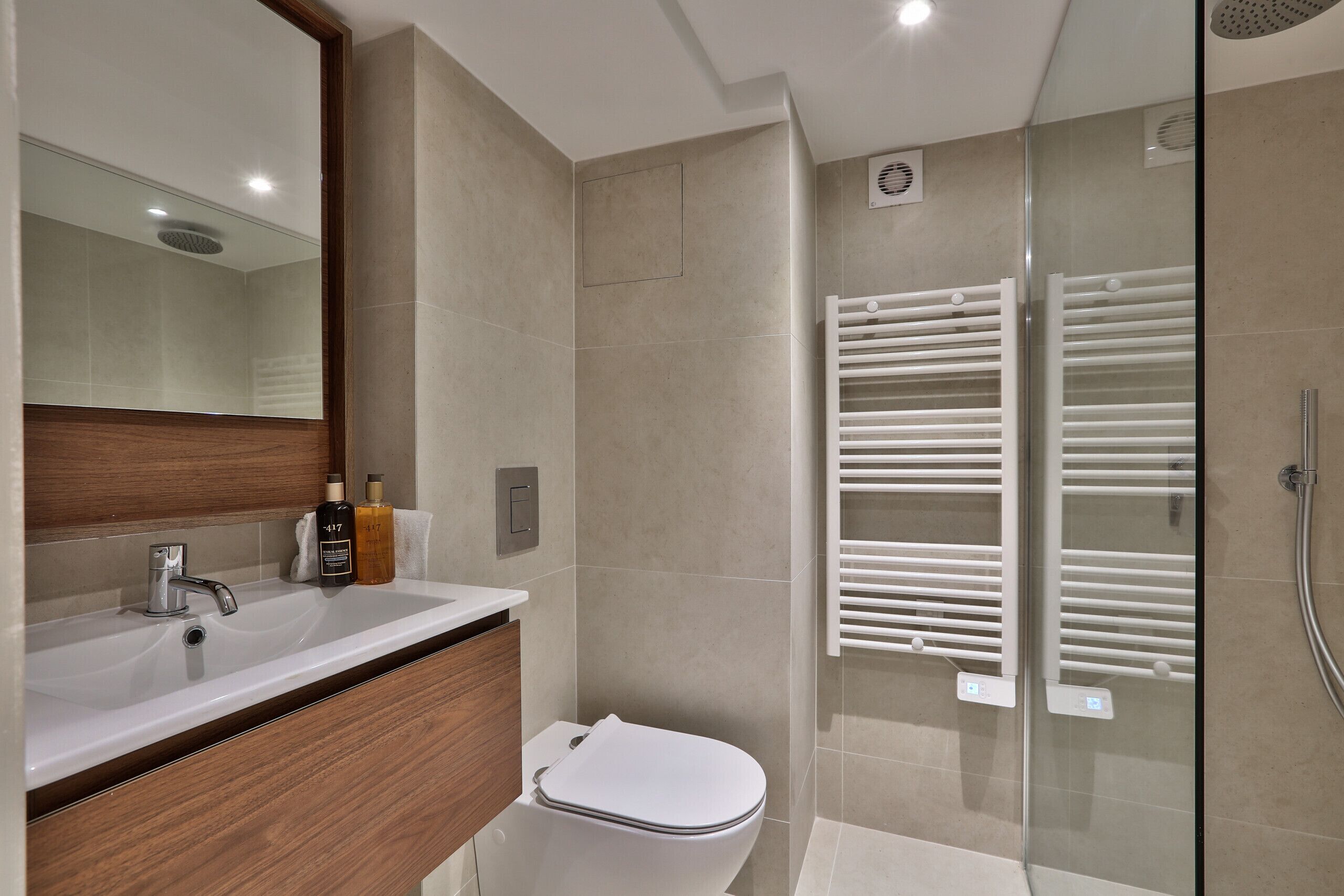 Douche, sèche-cheveux, serviettes fournies