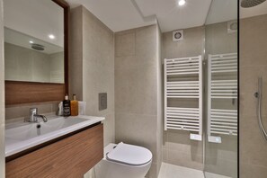 Een douche, een haardroger, handdoeken