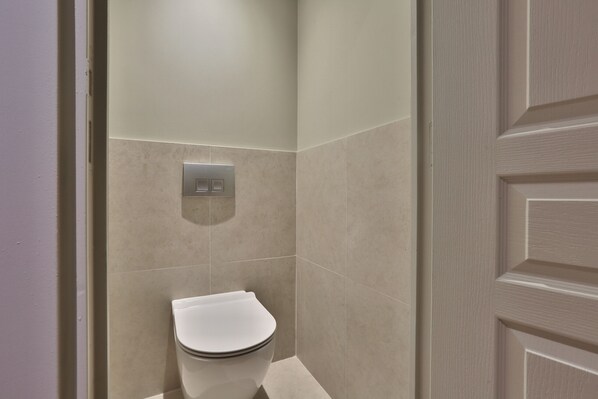 Regadera, secadora de cabello, toallas 