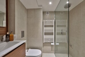 Regadera, secadora de cabello, toallas 