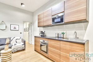 Réfrigérateur, four à micro-ondes, un four, lave-vaisselle