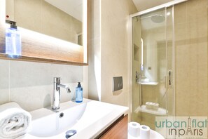 Douche, sèche-cheveux, serviettes fournies