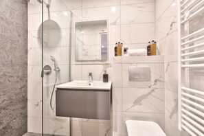 Douche, sĂšche-cheveux, serviettes fournies